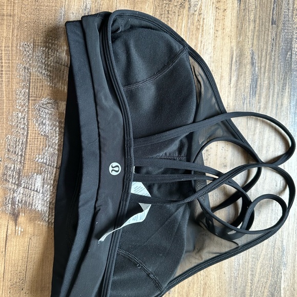 Lululemon size 6 high neck sports bra. Bra pads included. - Picture 2 of 4